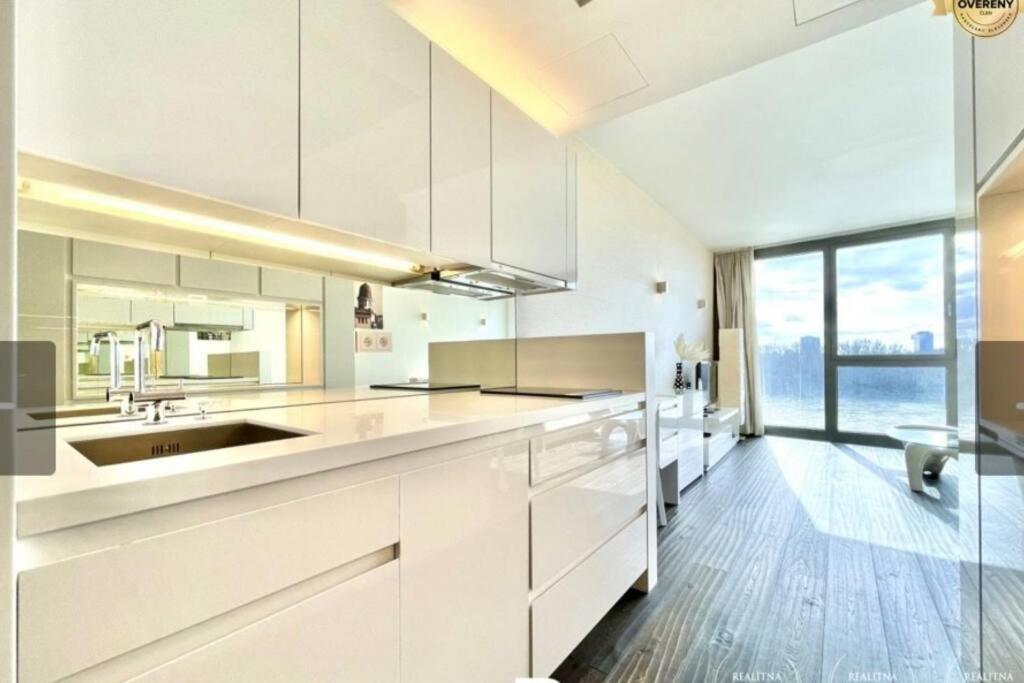 Eurovea Cozy Studio Apartment Братислава Екстериор снимка
