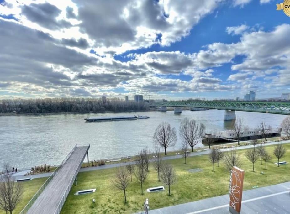 Eurovea Cozy Studio Apartment Братислава Екстериор снимка