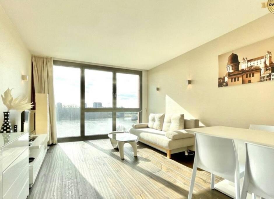 Eurovea Cozy Studio Apartment Братислава Екстериор снимка